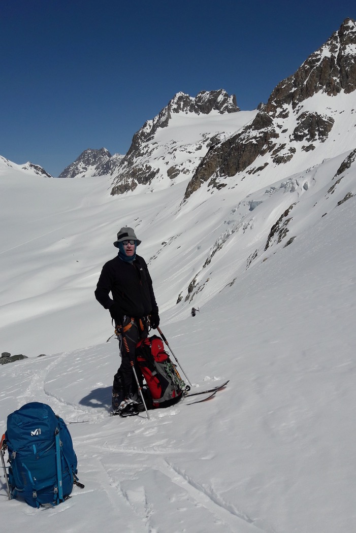 J6 - JL se protège du soleil comme il peut sur l'interminable glacier d'otema