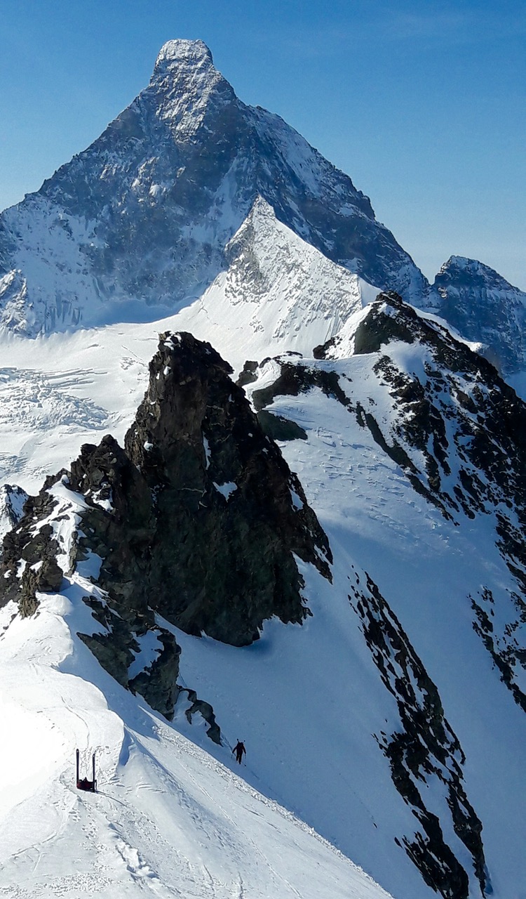 J8 - Pente terminale vers le Mont Durand.  T est dans la pente et mes skis sur l'arête
