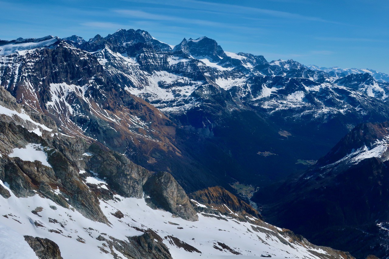 J2 Vue vers l'Est : la vallée de Chiareggio et la Bernina. 