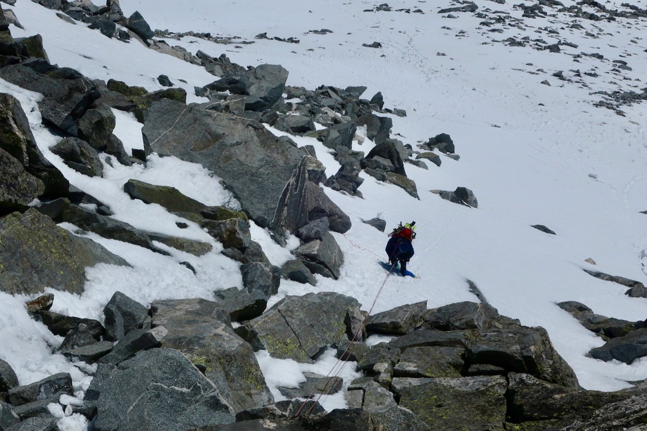 J2  Descente en rappel pour pouvoir remettre les skis