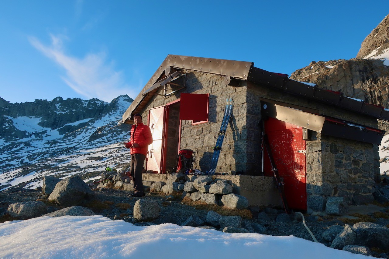 J2 Thierry devant le refuge Kima. Derrière l'arête d'où nous arrivons