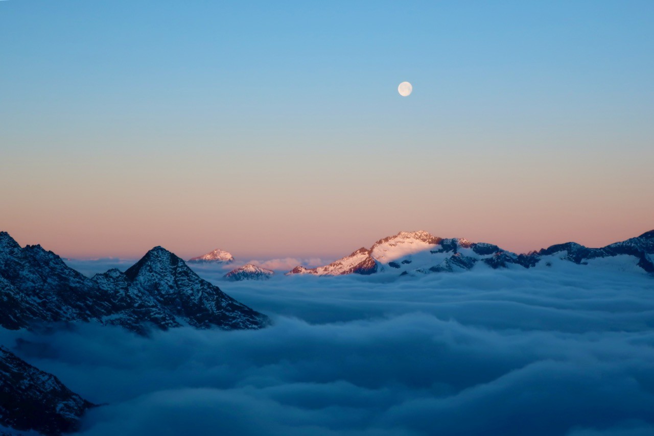 J3 premiers rayons du soleil sur les sommets vers la Lombardie