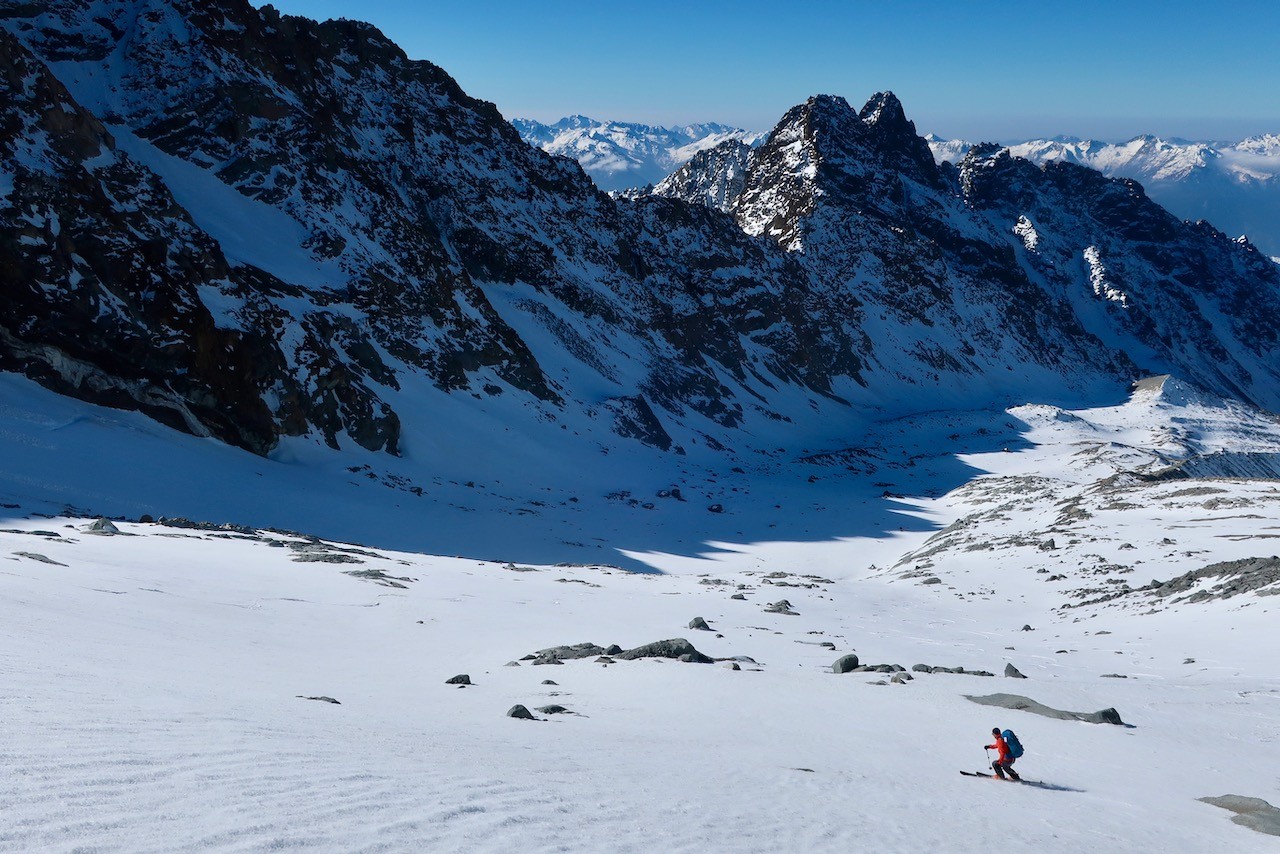 J3 Sur le glacier de Pori. A gauche le col qu'on doit atteindre