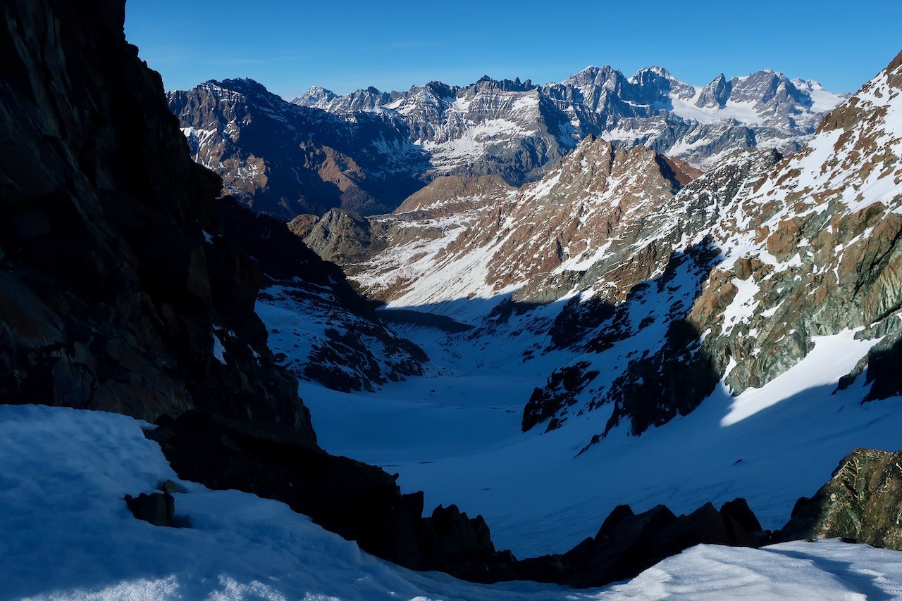 J3 Vue sur le glacier Ventura depuis le col Cassandra; Tout au fond, Chiareggio ...