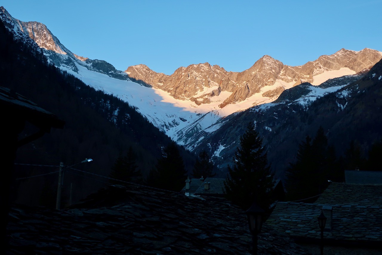 J4 Vue depuis Chiareggio au petit matin. Le taxi nous attend