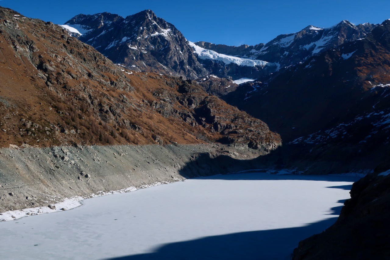 J4 On longe le lac de barrage. AU loin les glaciers de la Bernina