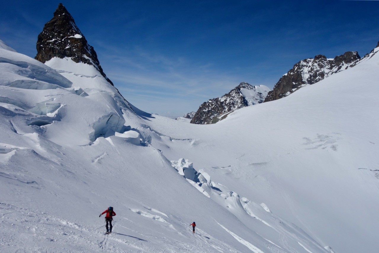 J5 Dans le rétro depuis Bellavista. Au fond le refuge Marco e Rosa et la Bernina