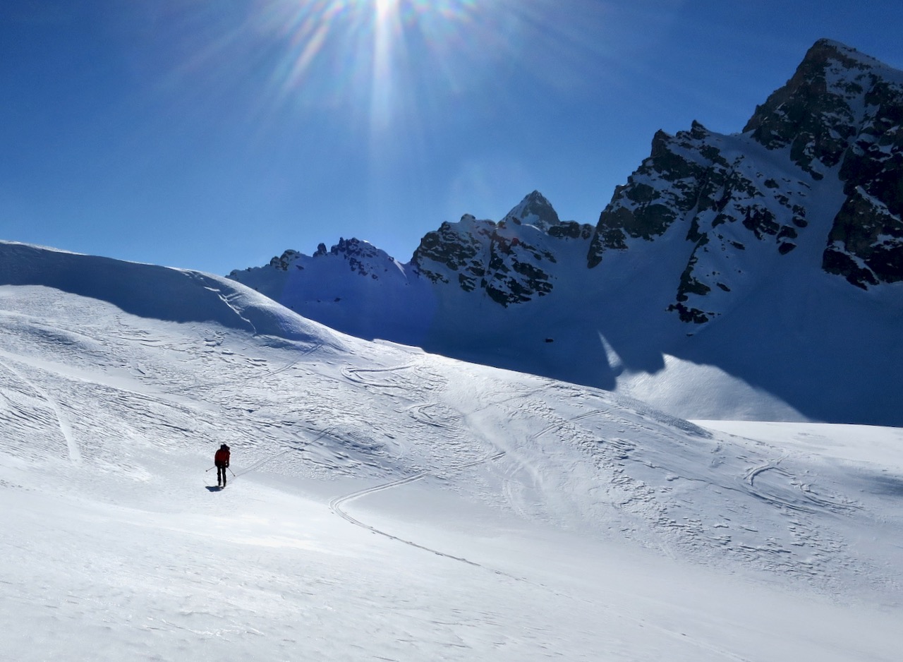 J2 - Descente depuis le sommet dans des grandes pentes