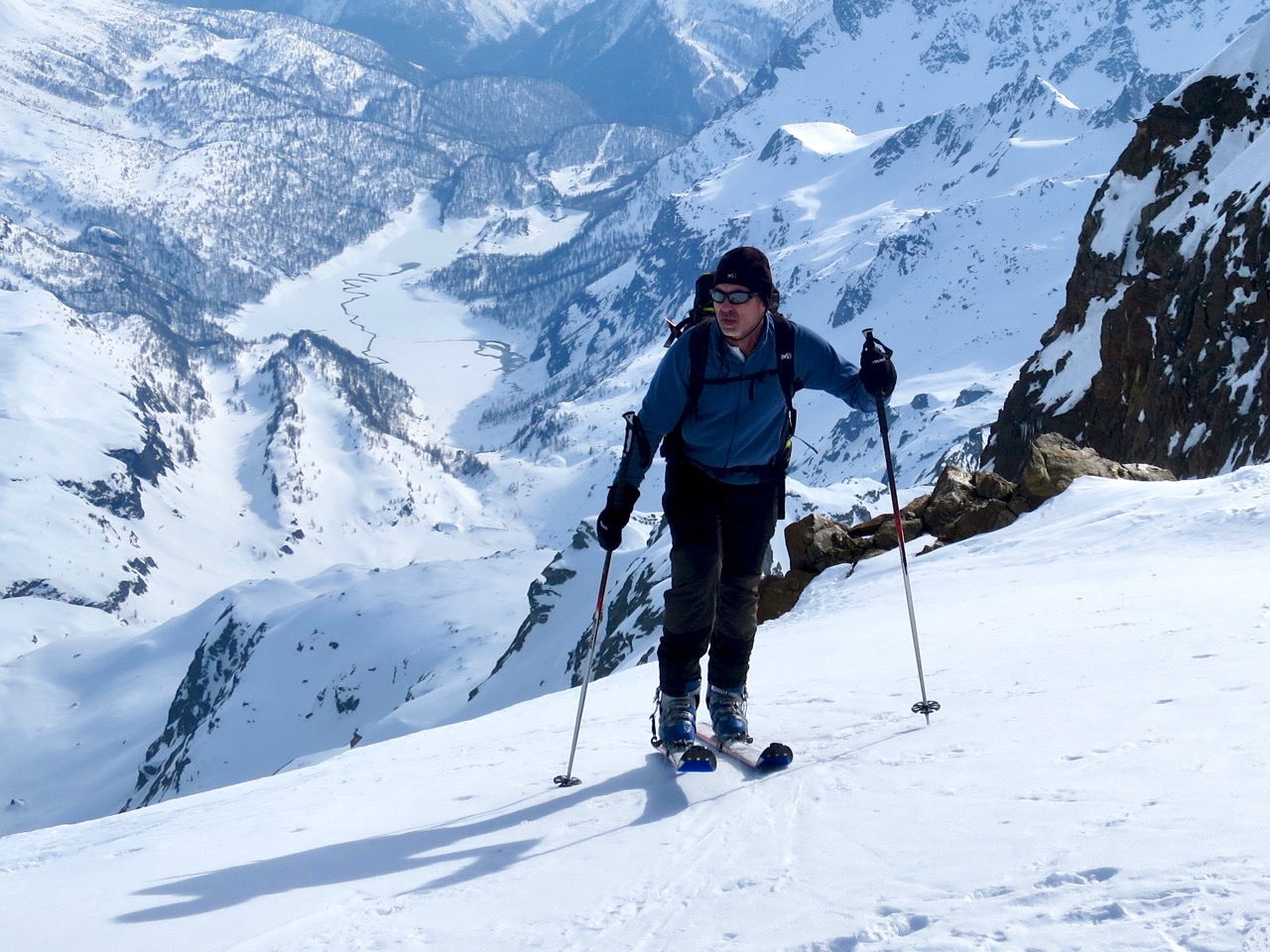 J3 - Antoine arrive sous le sommet- 1600m plus bas le lac di Devero