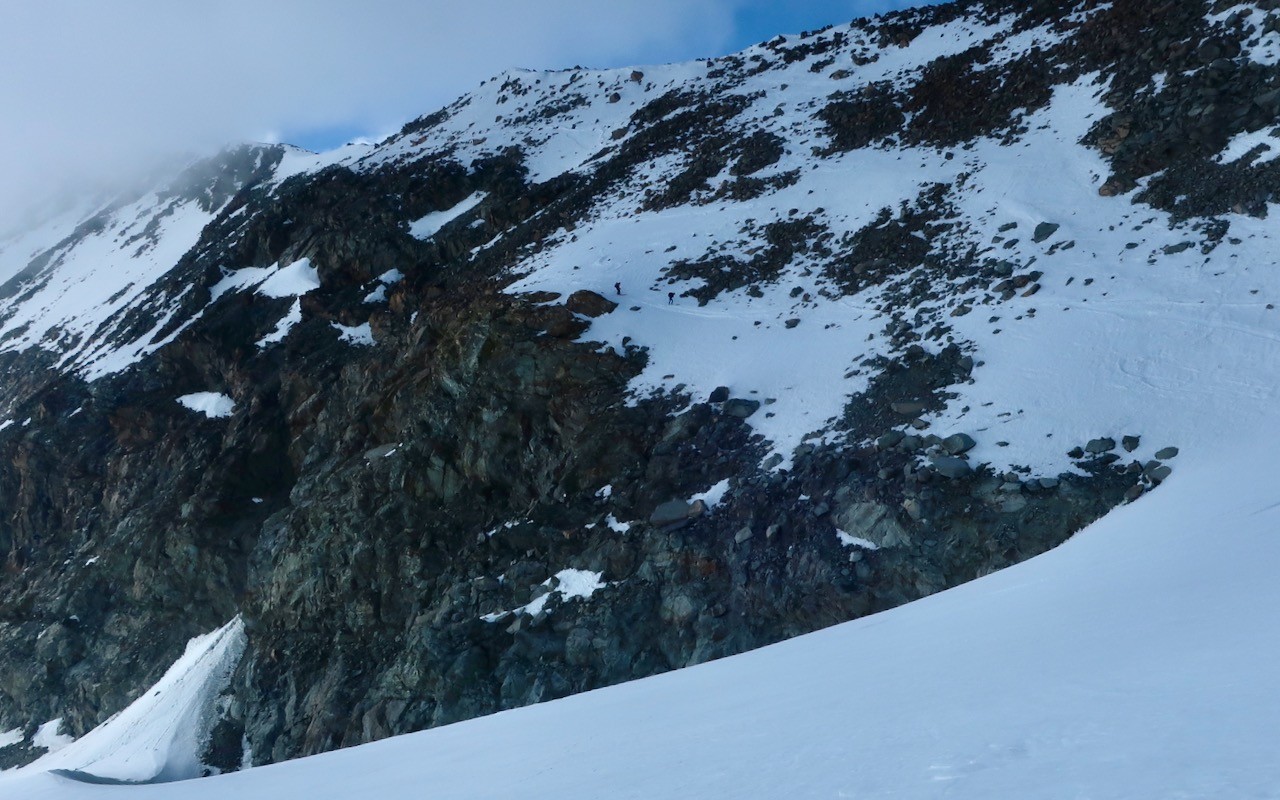 J6 On est à 3300m mais il y a très peu de neige en versant Sud . La pente est raide !