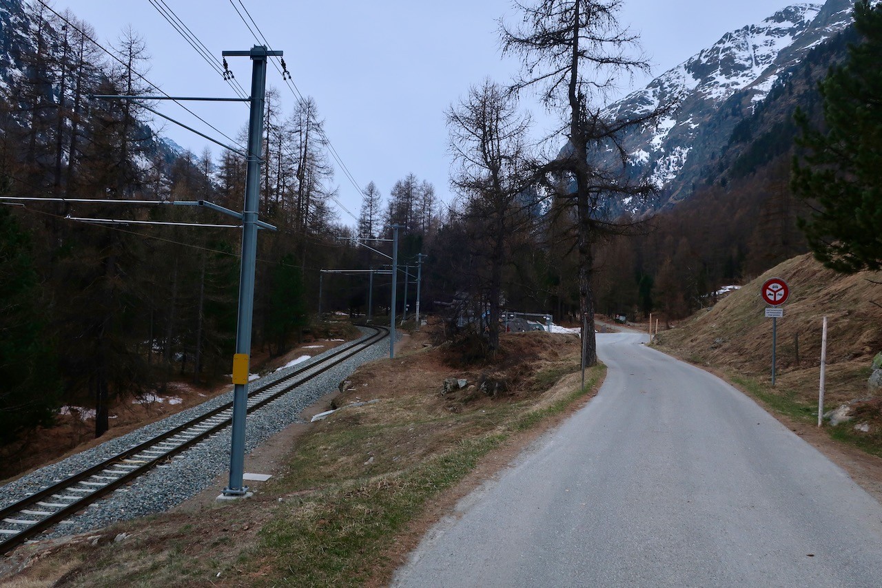 J7 Fin de la descente dans le vallon du Roseg. Nous arrivons à la gare