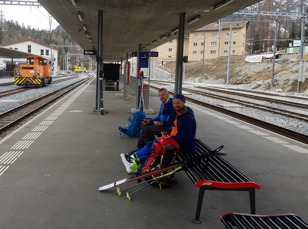 J7 Nous attendons le train. La GTA8 est terminée !