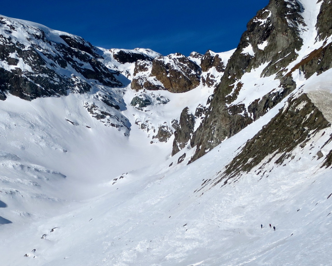 J2 - Longue descente du vallon à flanc. Au fond le col et ses barres !