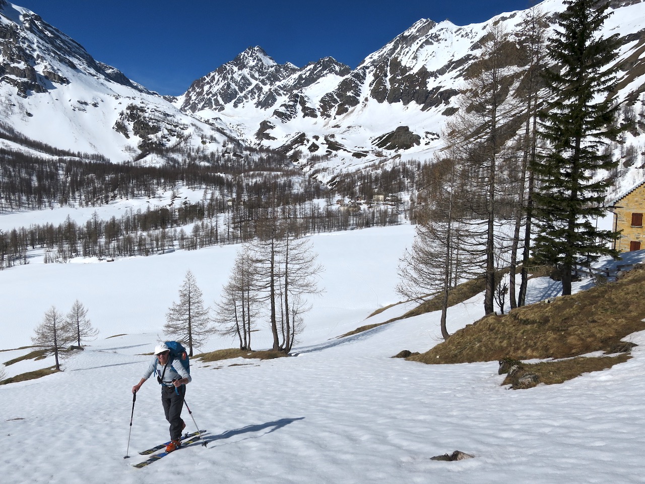 J2 - Thierry passe devant  le Ref d'Arona après Alpe Veglia
