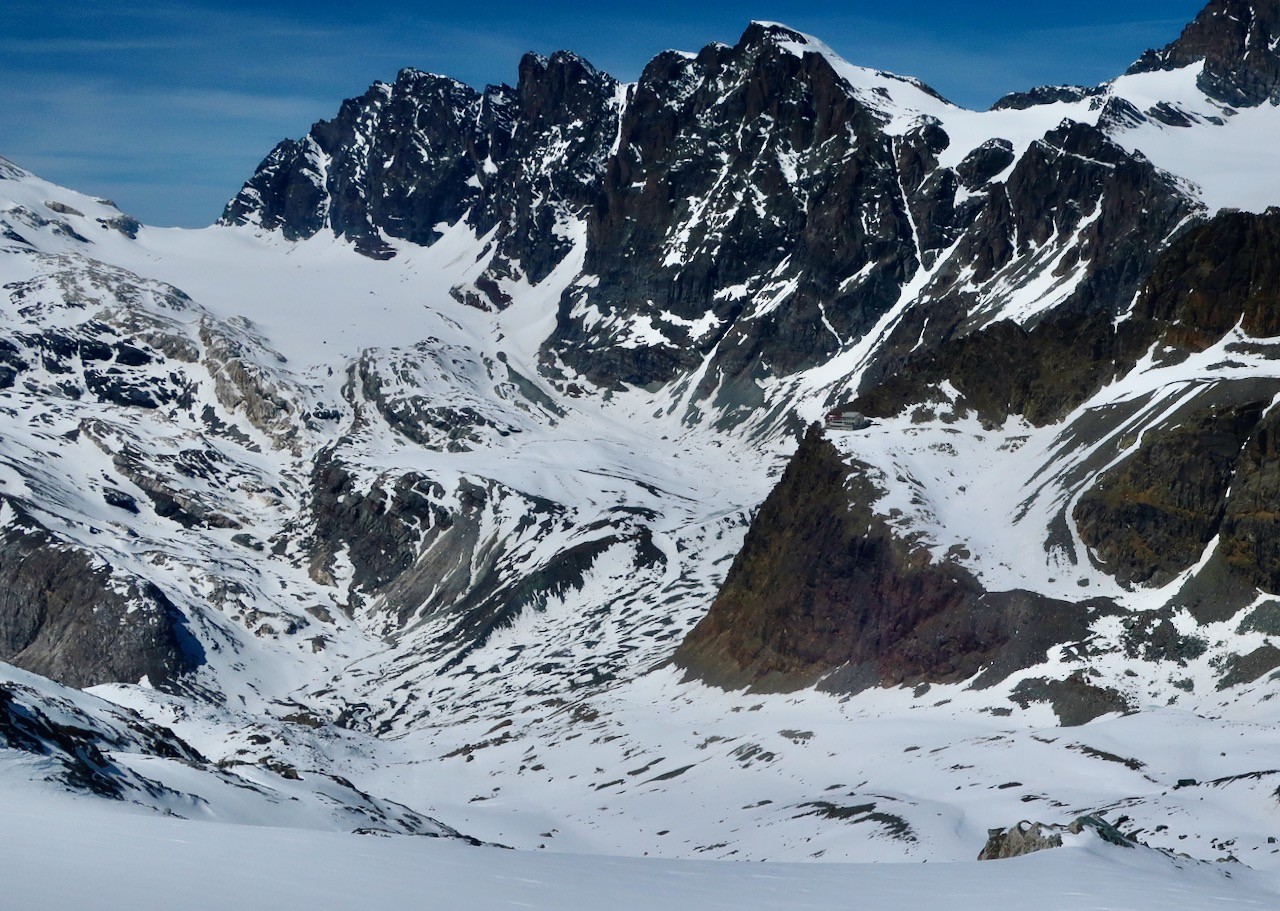 J4 Le refuge Marinelli en face depuis le col de Caspoggio