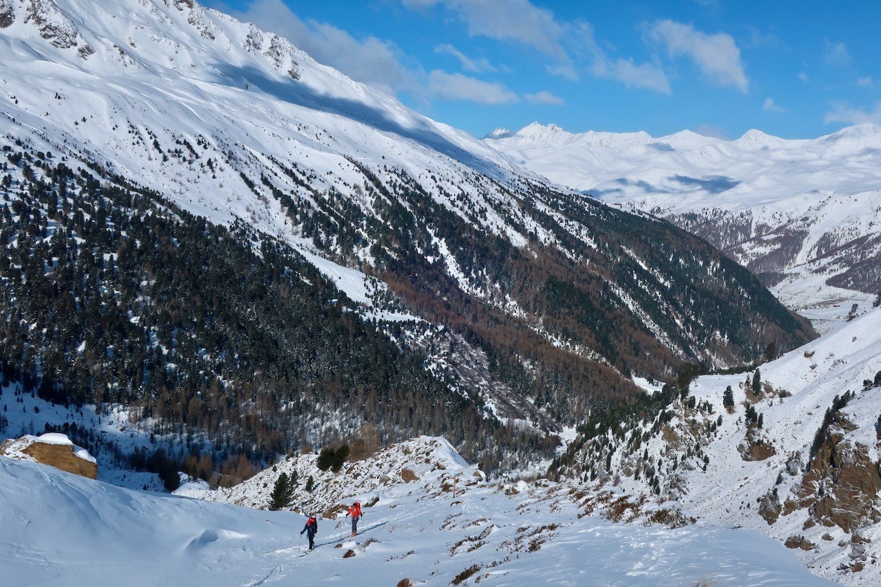 J5 On s'élève dans le vallon. Au fond Mélago notre point de départ de J5