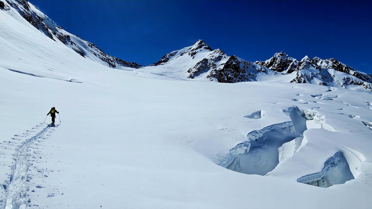J5 On évite les zones crevassées par la rive droite sous les seracs