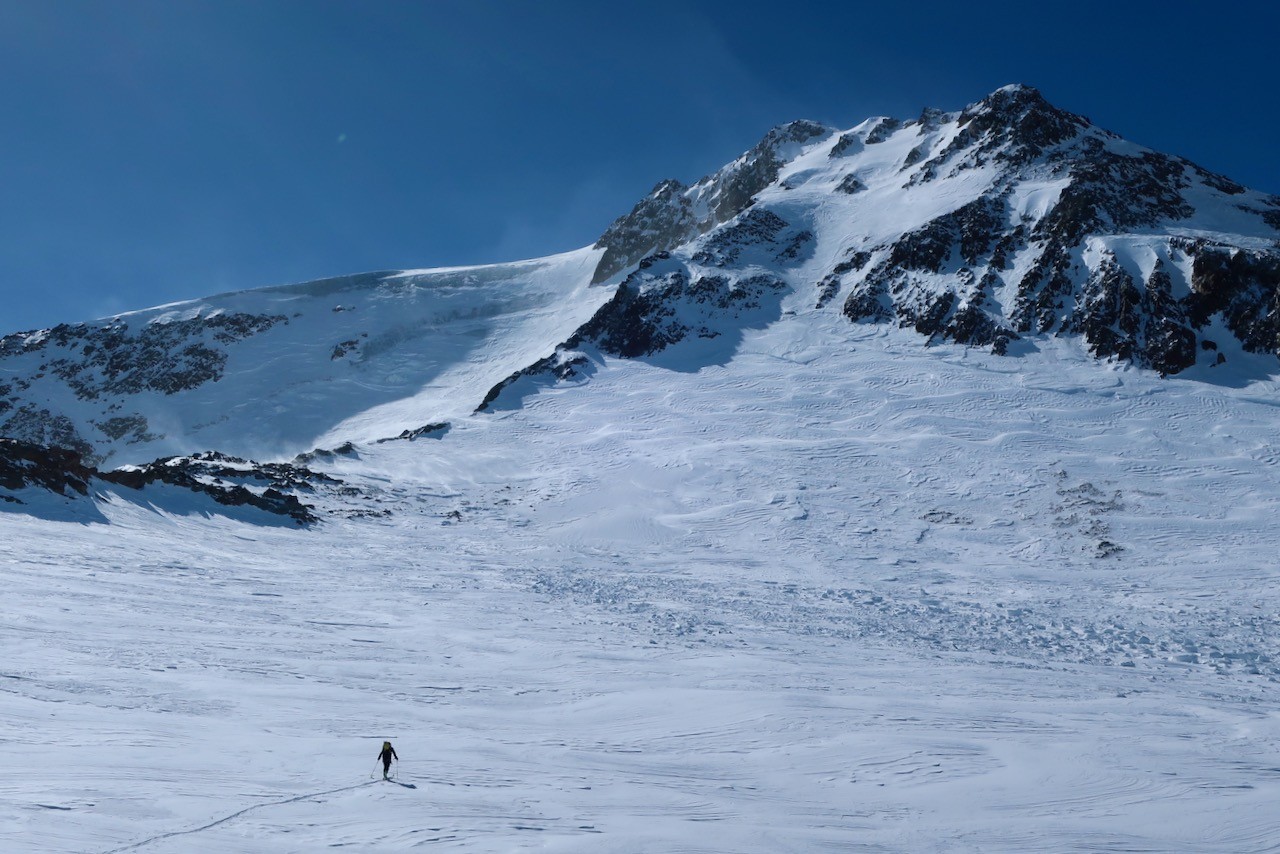 J5  Plaisir du skieur de montagne dans l'immensité de la face Nord du Weisskugel