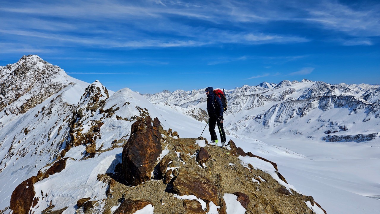 J5 Arrivée sur la crête. Au fond, le Similaun, les Stubaier et les Zillertaller Alpen