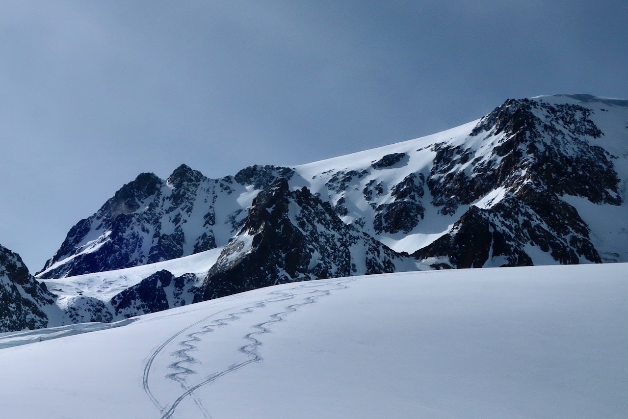 J5 Traces éphémères laissées par 3 skieurs francais qui traversent l'Öztal 
