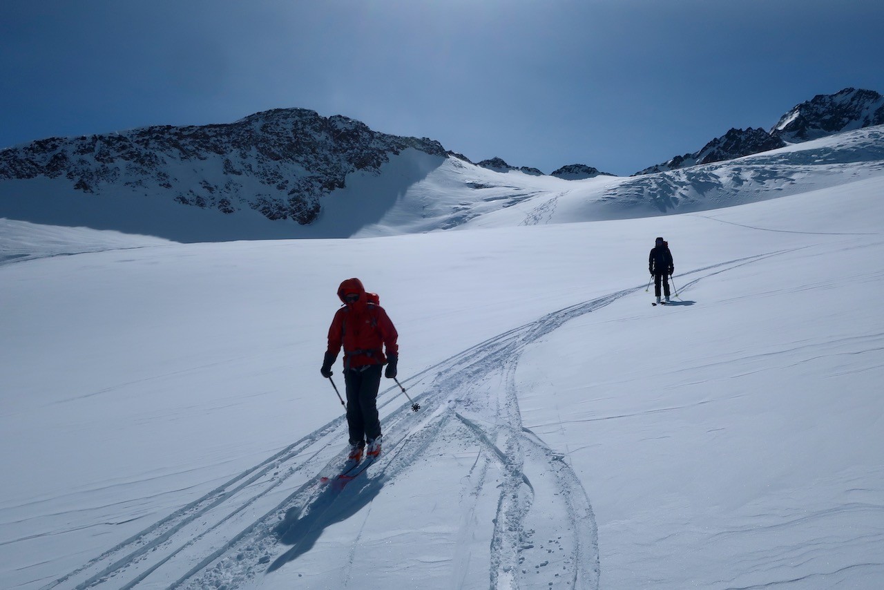 J5 Descente du Hintereisferner dans la lumière de l'après midi.