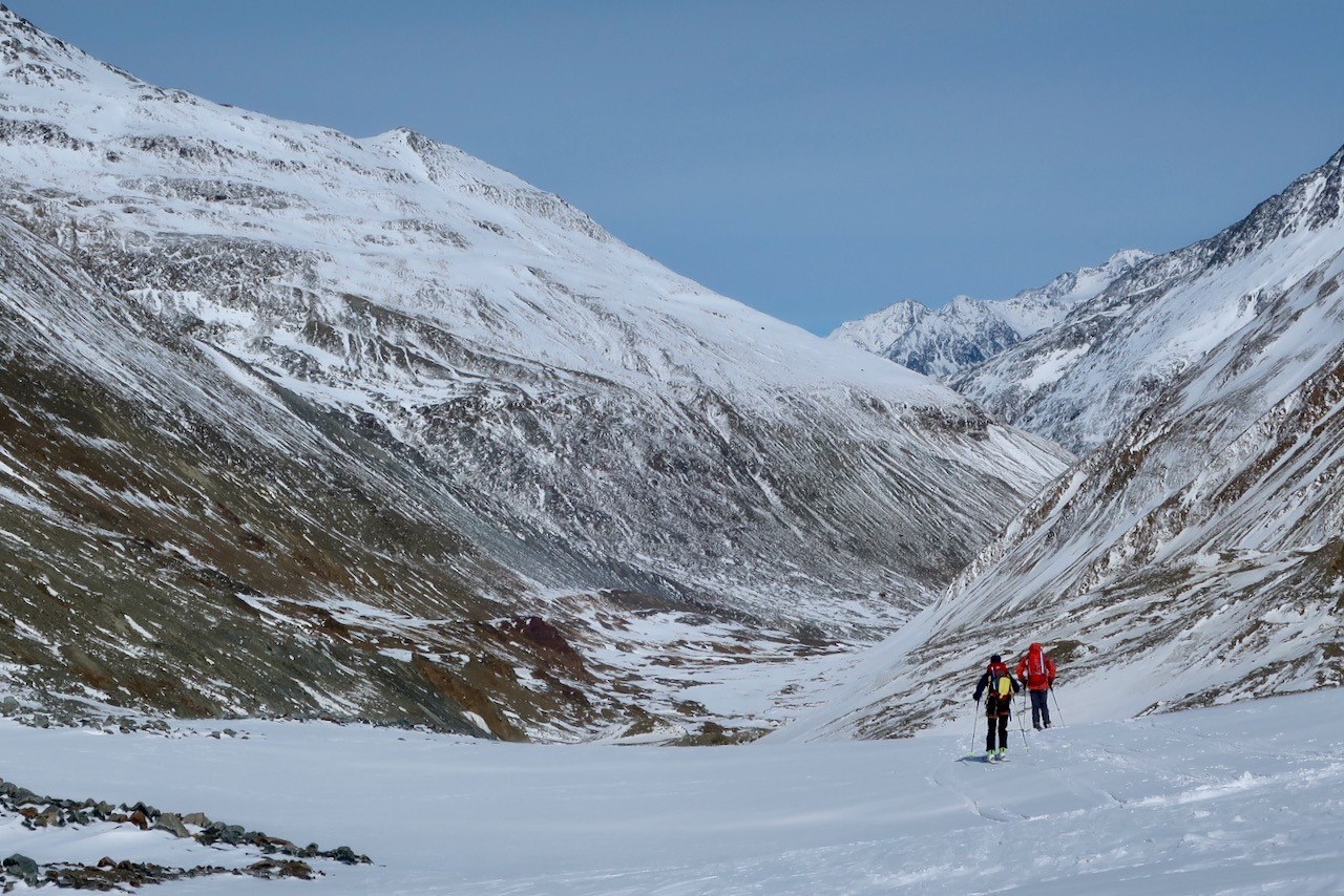J5 Le vallon est encore long vers Hochjoch Hospiz ... avec peu de neige