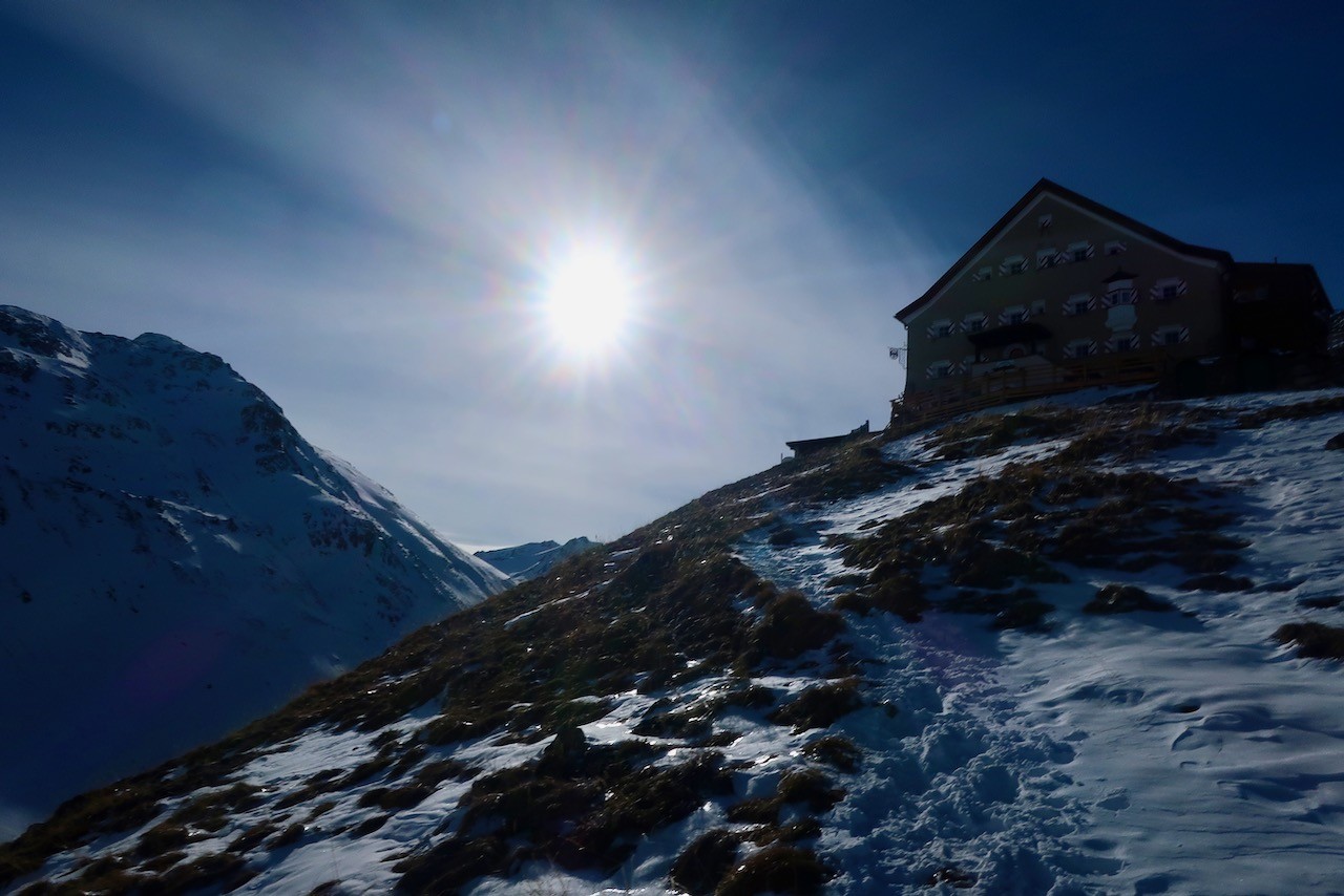 J5 Arrivée à Hochjoch Hospiz. La neige manque à 2500m en versant sud !