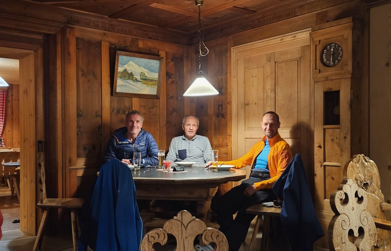 J1 C'est beau la Silvretta Hütte. On nous sert  à diner malgré l'heure tardive. Merci !