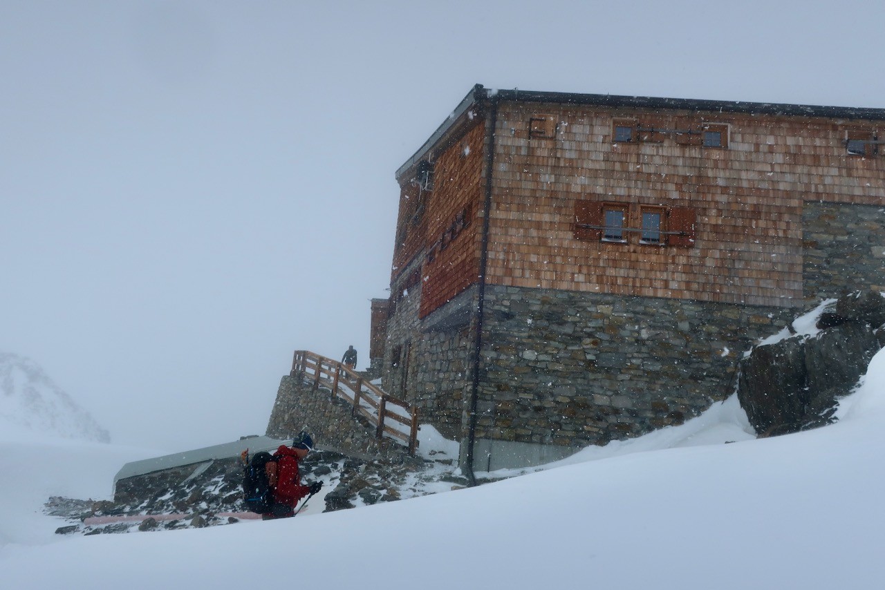 J6 Arrivée dans le mauvais temps à Similaun Hütte.