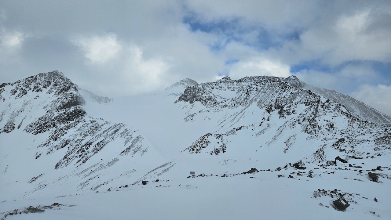 J6 Petite trouée vers le sommet du Similaun. Très peu de neige ! On voulait y aller ...