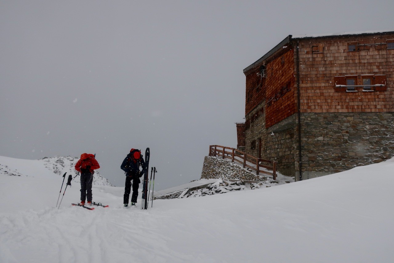 J7 Départ de Similaun Hütte  au petit matin encore une fois dans le mauvais temps !
