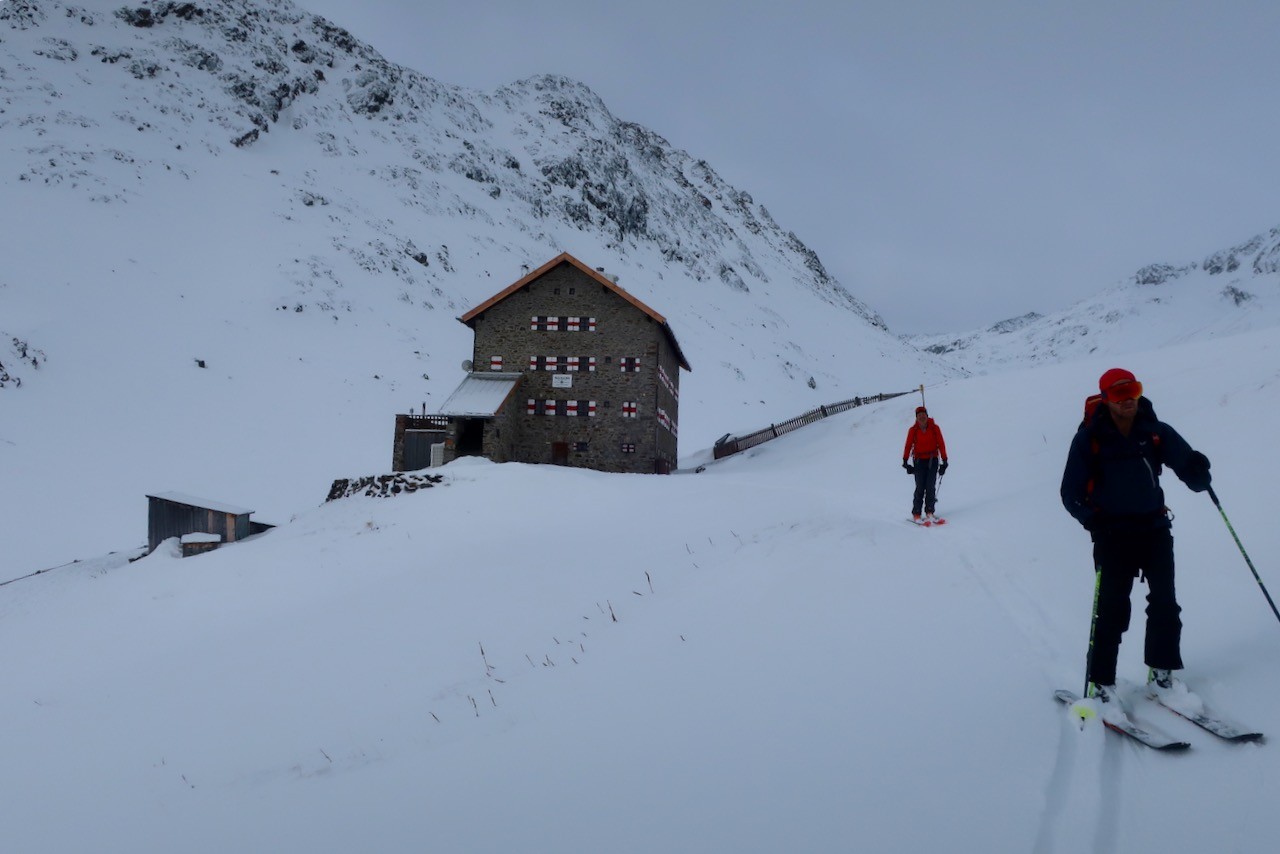 J7 on passe devant Martin Busch hütte