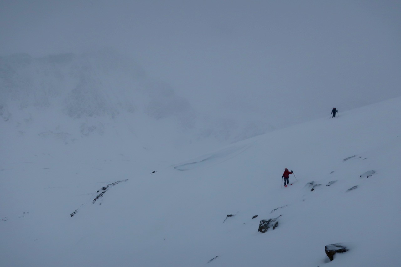 J7 Descente raide depuis le refuge. Temps très maussade