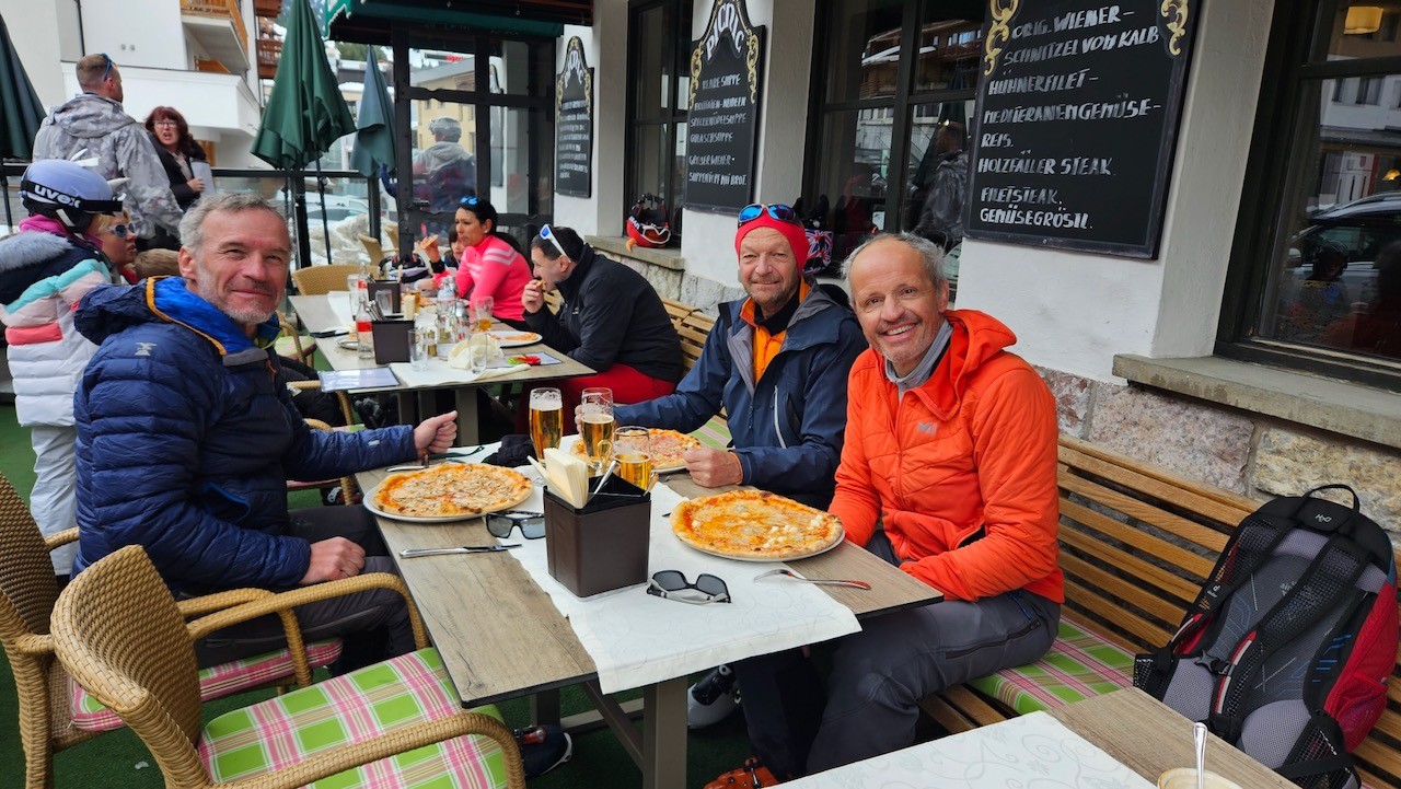 J8 3 pizzas et 3 bières pour cloturer la GTA9 à Obergurgl !