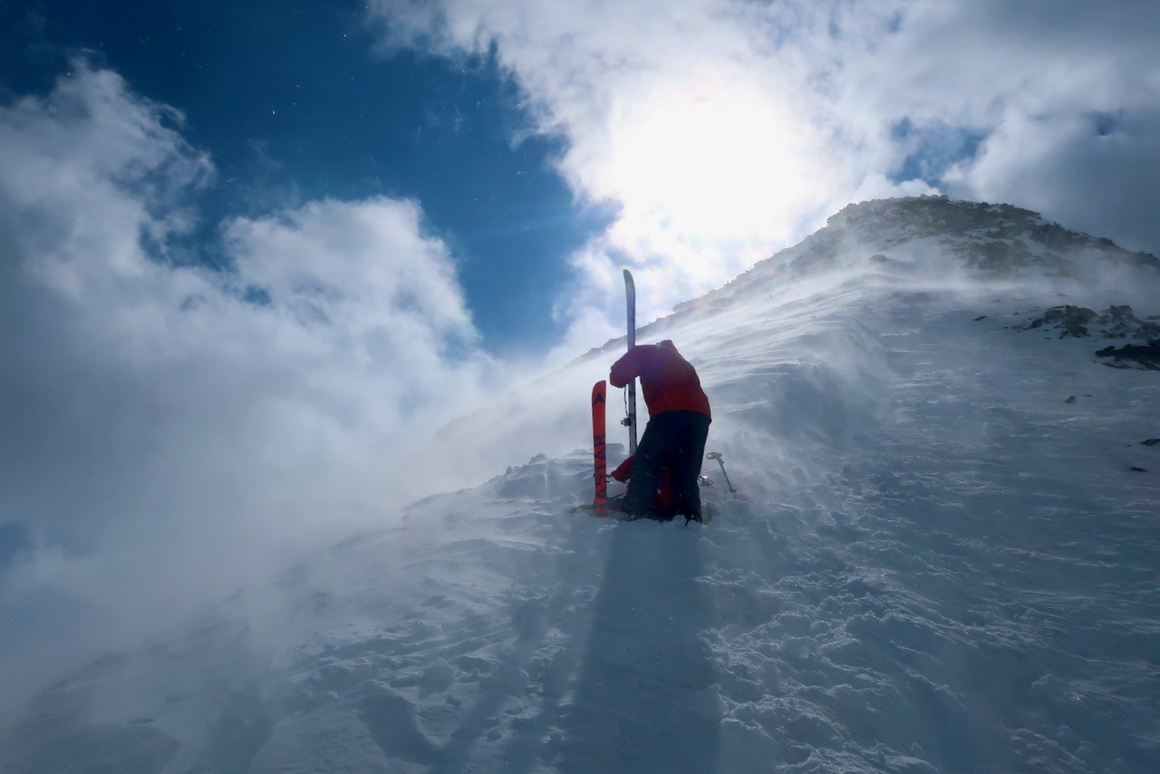 J8 On laisse les skis à 100m du sommet. On finira avec les crampons