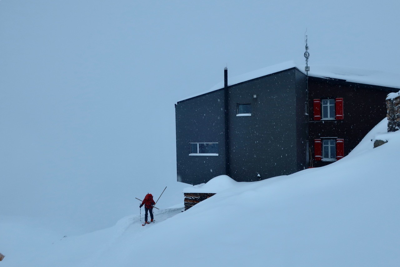 J2 Départ de la Silvretta Hütte dans le brouillard. Il neige