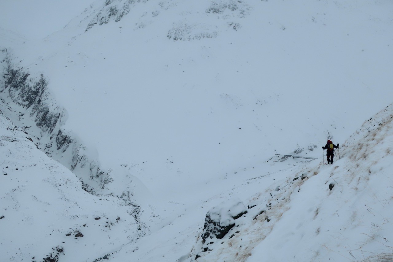 J6 Descente raide et délicate à pied dans la neige fraîche 