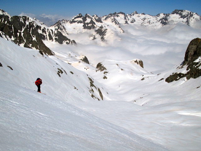 Descente versant nord vers le lac et le refuge Questa