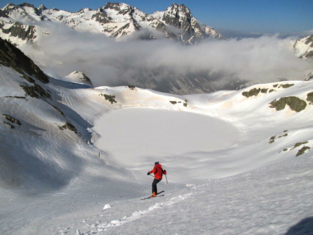 En bas, le lac gelé et le refuge
