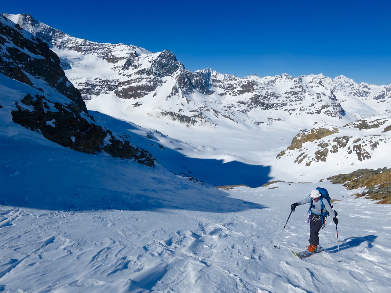 En bas le lac et le refuge des evettes