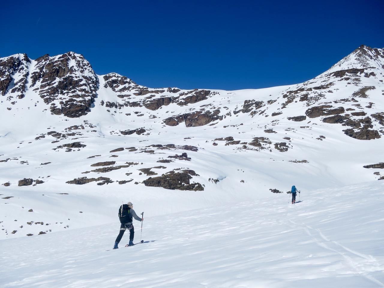 Montée au col de pariote et à Droite l'arête vers la Levana