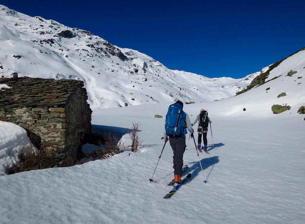 Long vallon vers le col du Mont. 