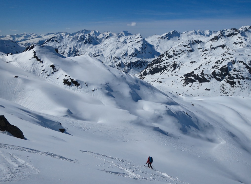 Descente vers le refuge du ruitor depuis la crête du montseti
