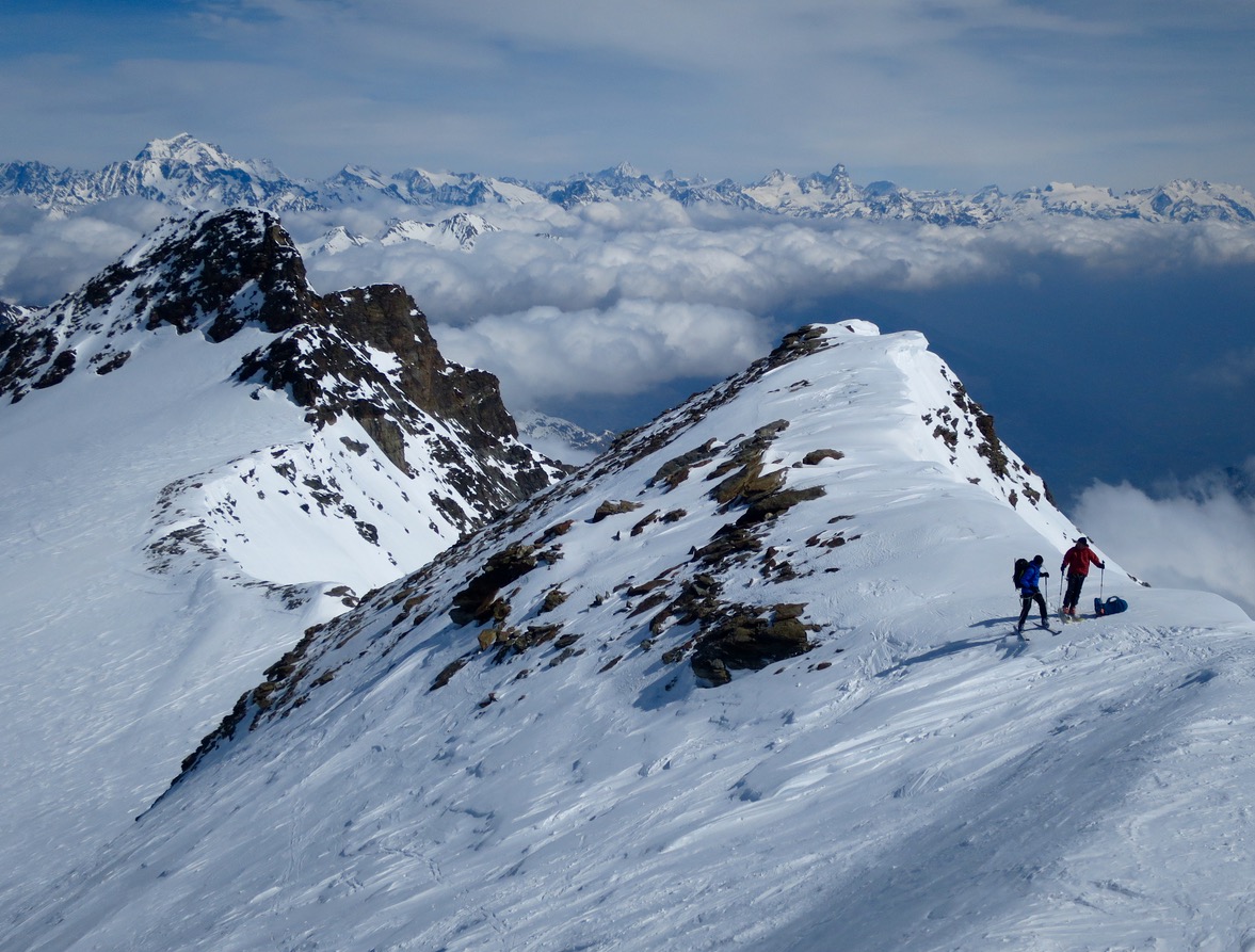Thierry & Antoine sur l'arête. Derrière, le Grand Combin, la dent d'Hérens et le Cervin