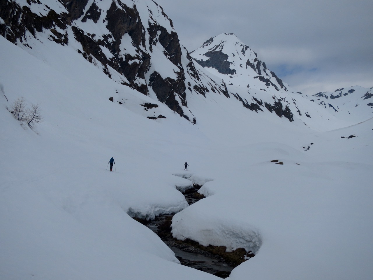 Dans le vallon de l'Arp vers le col de Youla