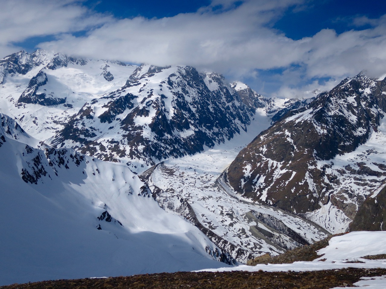 Vue plongeante sur le glacier du Miage et Aig des Glaciers