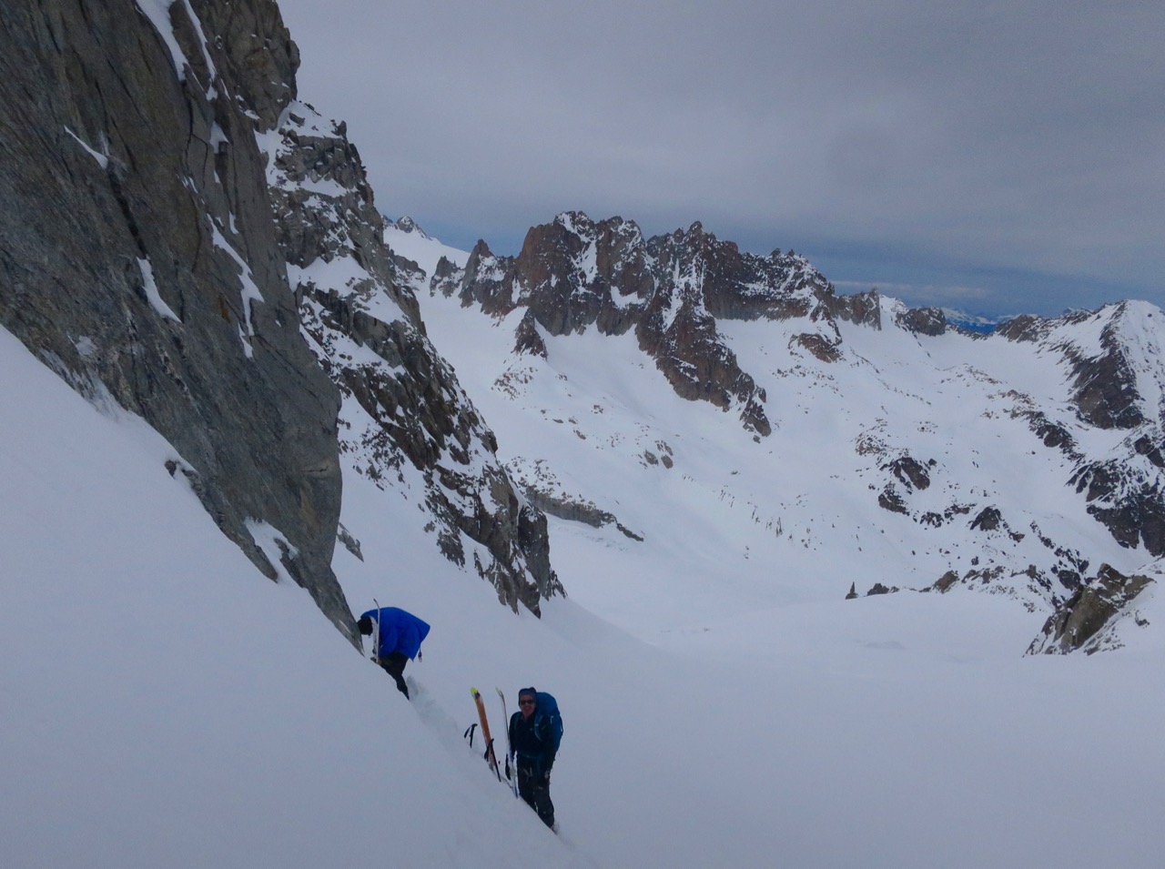 J2 - On pose les skis avant le couloir terminal. Au fond à G le col qu'on a passé