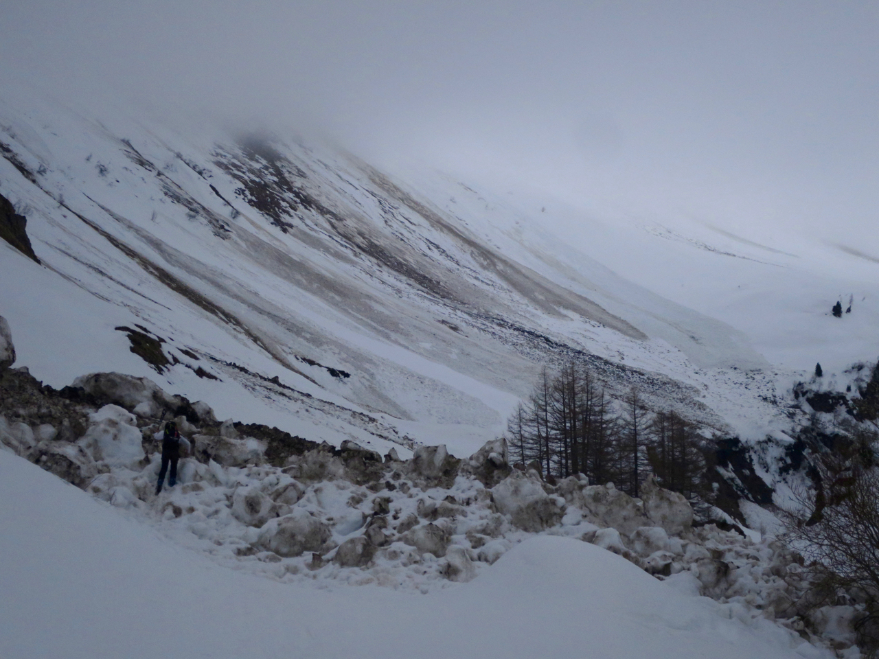 J3 - Le vallon se resserre .... Il fait gris. Des traces de coulées partout ..