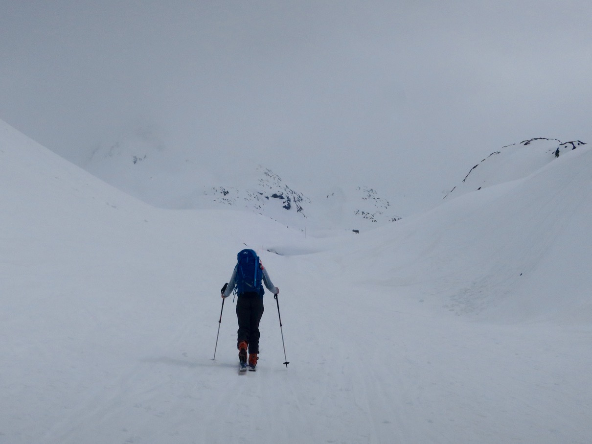 J3 - Contournement et longue montée par le nord vers le col du Gd St bernard