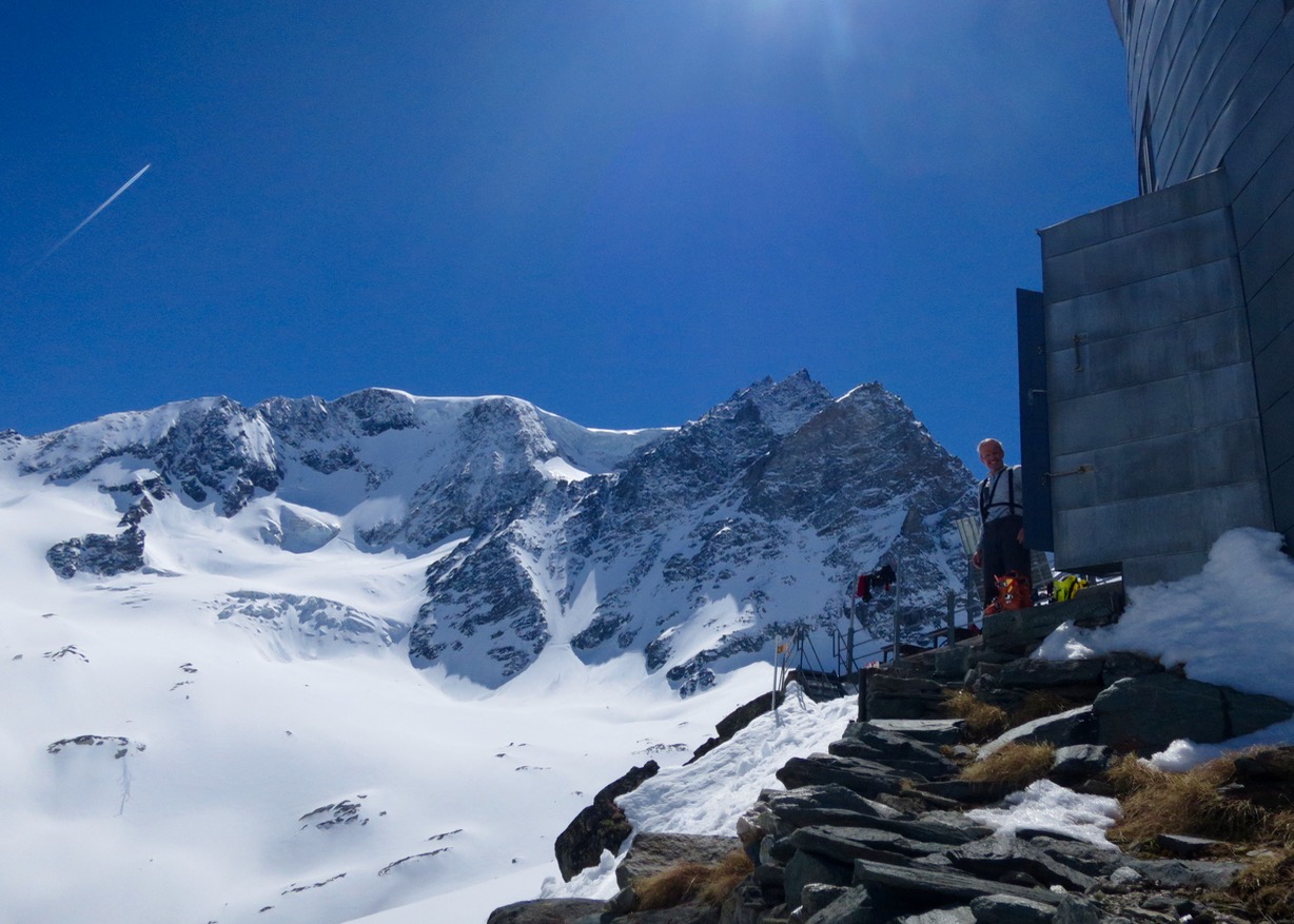 J4 - Thierry devant le refuge Vélan. Derrière l'itinéraire de demain.